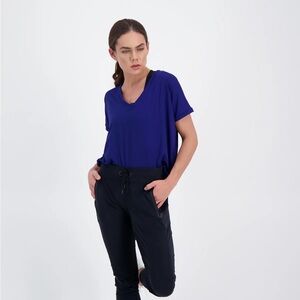 037EA.- Endeavor Athletic. Relaxed V-Neck Tee. Size Medium